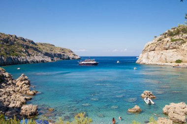Anthony Quinn Bay, Rhodes Faliraki içinde. Güzel plaj Rodos Adası. Şehrin Faliraki, Yunanistan'ın en güzel koylarından biri olan.