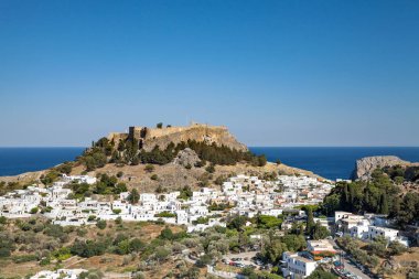 Lindos kasaba dağın eteklerinde. Lindos akropolisi olduğunu 