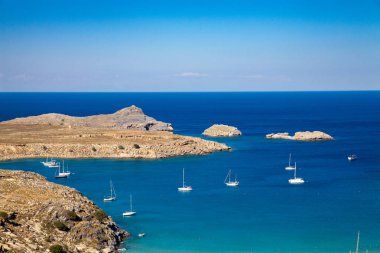 Bay ve lindos şehir kıyısında. Mavi su ve harika olacak