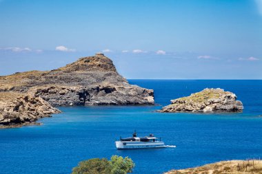 Üstten Görünüm Körfezi ve liman. Plaj şezlong mavi lagün üzerinde ile. Ulaşım ve turistik gemiler plan