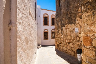 Dar sokaklar ve tipik Yunan binalarda Lindos şehir Rodos Adası. İskan merkezleri, mağazalar ve restoranlar Akropol yer olan dağ eteklerinde.