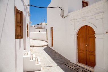 Dar sokaklar ve tipik Yunan binalarda Lindos şehir Rodos Adası. İskan merkezleri, mağazalar ve restoranlar Akropol yer olan dağ eteklerinde.