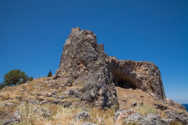 Antik Tapınağı Akropol taşla. Defne tarafından gelen Lindos şehir içinde tepe.