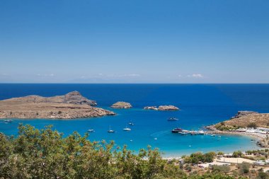 Lindos kasaba dağın eteklerinde. Lindos akropolisi şehrin üzerinde bir tepe üzerinde yer alır. Koyu ve plajı ile liman.