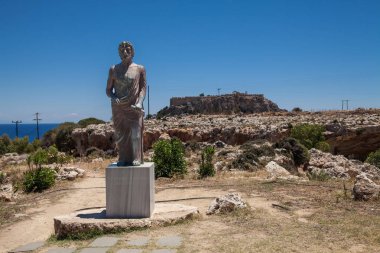 Lindos Cleobulus heykeli. Antik Yunan şair. Arka plan eski Akropolis ve Rodos şehir.