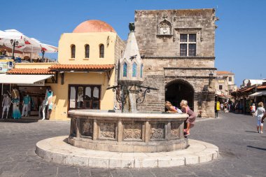 Binalar ve Çeşme Meydanı'nda halk evleri ve sokakları Rodos Adası'nun başşehri Old Town şehir merkezinde dar. Tipik Yunan tarzı ve bina.