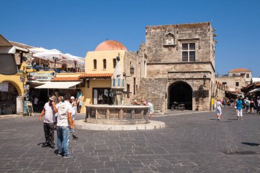 Binalar ve Çeşme Meydanı'nda halk evleri ve sokakları Rodos Adası'nun başşehri Old Town şehir merkezinde dar. Tipik Yunan tarzı ve bina.