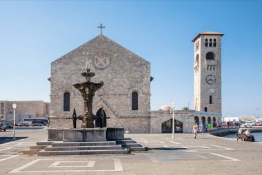 Rodos, Yunanistan, 1 Mayıs, 2018; Rodos Mandraki Limanı yanındaki duyuru Evangelismos Kilisesi. Kilisenin Gotik mimarisinin muhteşem bir örneğidir. 