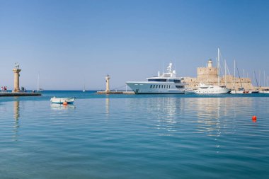 Heykel geyik ve tazı ve Mandraki Limanı sütunlarda. Noel Baba kale hakkıdır. Yer nerede heykel, colossus Rhodes üzerinden yapıldı. Liman için sembolik kapısı.