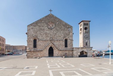 Rodos, Yunanistan, 1 Mayıs, 2018; Rodos Mandraki Limanı yanındaki duyuru Evangelismos Kilisesi. Kilisenin Gotik mimarisinin muhteşem bir örneğidir. 