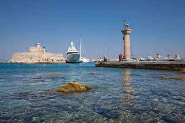 Heykel geyik ve tazı ve Mandraki Limanı sütunlarda. Arka plan üzerinde Noel Baba kale. Yer nerede heykel, colossus Rhodes üzerinden yapıldı. Liman için sembolik kapısı.