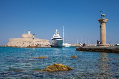 Heykel geyik ve tazı ve Mandraki Limanı sütunlarda. Arka plan üzerinde Noel Baba kale. Yer nerede heykel, colossus Rhodes üzerinden yapıldı. Liman için sembolik kapısı.