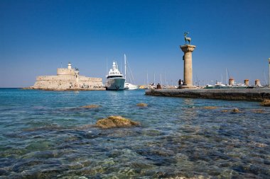 Heykel geyik ve tazı ve Mandraki Limanı sütunlarda. Arka plan üzerinde Noel Baba kale. Yer nerede heykel, colossus Rhodes üzerinden yapıldı. Liman için sembolik kapısı.