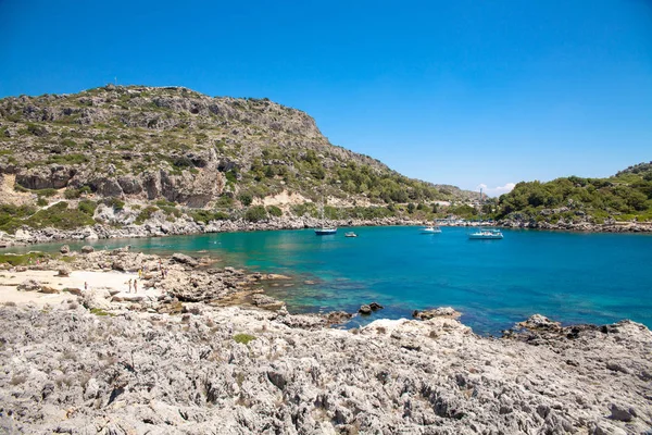 Praia ao largo da costa da ilha de Rodes, na Grécia. Litoral l — Fotografia de Stock
