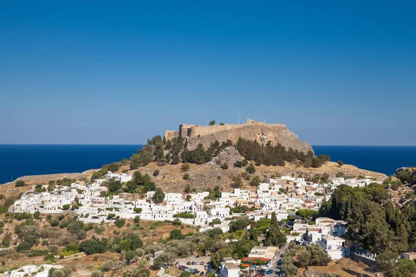 Lindos stadt am fuße des berges. Akropolis von Lindos ist — Stockfoto