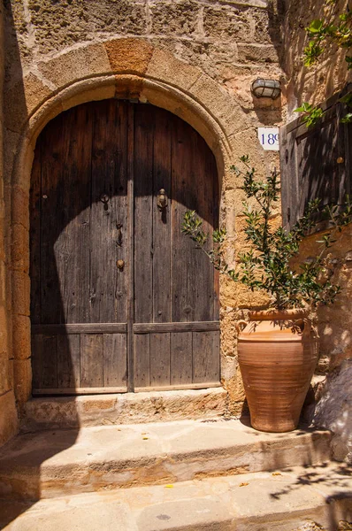Puerta a una antigua casa griega en la ciudad de Lindos. Arquitectura griega en la ciudad de Lindos . —  Fotos de Stock