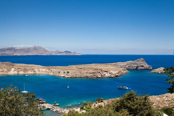 Bay ve lindos şehir kıyısında. Mavi su ve Rodos Adası harika plajlar.