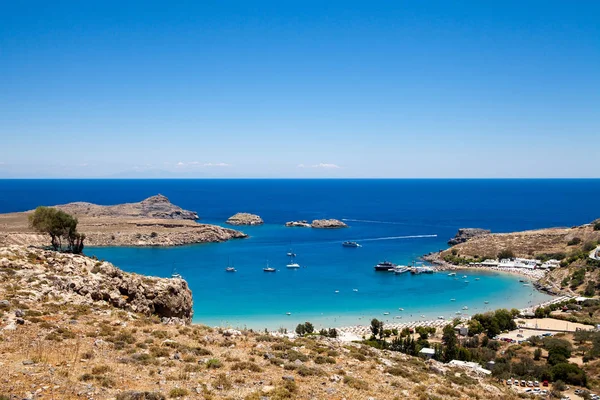 Bahía y orilla de la ciudad de lindos. Agua azul y maravillosas playas de la isla de Rodas . — Foto de Stock