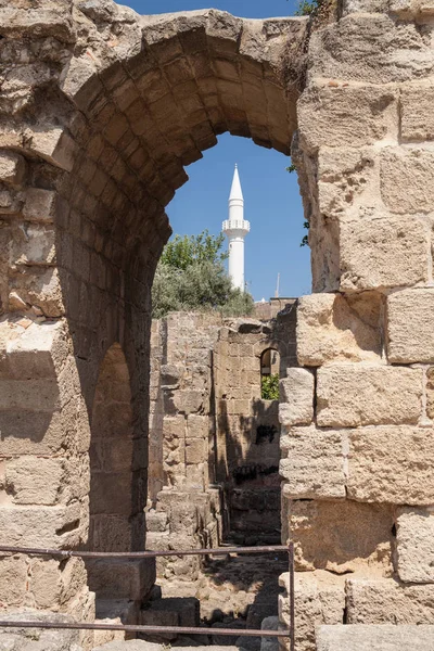 Ruinas antiguas en el centro de la ciudad. Ciudad vieja en la isla de Rodas . — Foto de Stock