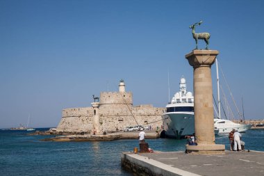 Heykel geyik ve tazı ve Mandraki Limanı sütunlarda. Arka plan üzerinde Noel Baba kale. Yer nerede heykel, colossus Rhodes üzerinden yapıldı. Liman için sembolik kapısı.