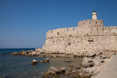 Mandraki Limanı iskele üzerinde Noel Baba kale. Rodos quay savunma kalesi. Bir deniz feneri ile Rodos şehrine bir liman savunma bir binada.