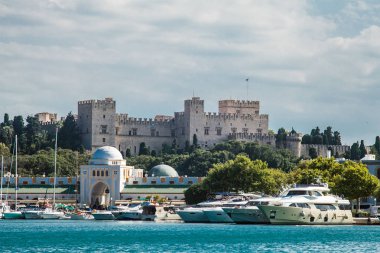 Kale ve surlar Rodos liman ile görüntüleyin. Joannites savunma kalesi. . Ege ve Akdeniz kıyısında tarihi kale.