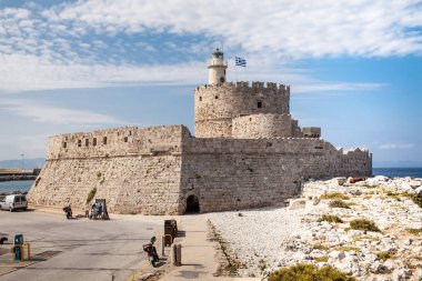 Mandraki Limanı iskele üzerinde Noel Baba kale. Rodos quay savunma kalesi. Bir deniz feneri ile Rodos şehrine bir liman savunma bir binada.