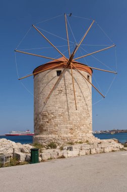 Yel değirmeni Papagiorg katiyen Vati Rhodes Harbor. Eski savunma standları ve yel değirmenleri. Wharf limanları, tekneler ve gemiler yelken. Tarihi iskele ve Plajı.