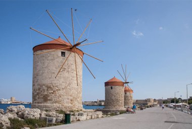 Üç yel değirmeni Papagiorg katiyen Vati Rodos liman. Eski savunma standları ve yel değirmenleri. Wharf limanları, tekneler ve gemiler yelken. Tarihi iskele ve Plajı.