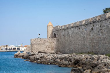 Liman ve Rodos anıtlar. Eski savunma standları ve yel değirmenleri. Wharf limanları, tekneler ve gemiler yelken. Tarihi liman, iskele ve Plajı.
