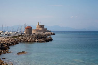 Liman ve Rodos anıtlar. Eski savunma standları ve yel değirmenleri. Wharf limanları, tekneler ve gemiler yelken. Tarihi liman, iskele ve Plajı.