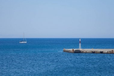 Liman ve Rodos anıtlar. Eski savunma standları ve yel değirmenleri. Wharf limanları, tekneler ve gemiler yelken. Tarihi liman, iskele ve Plajı.