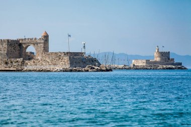 Liman ve Rodos anıtlar. Eski savunma standları ve yel değirmenleri. Wharf limanları, tekneler ve gemiler yelken. Tarihi liman, iskele ve Plajı.