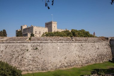 Rodos kale ve surlar kalıntıları. Joannites savunma kalesi. Ege ve Akdeniz kıyısında tarihi kale.