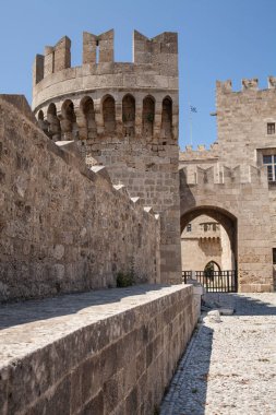 Castle courtyard ana giriş kapısının önünde. Rodos kale ve surlar kalıntıları. Joannites savunma kalesi. Ege ve Akdeniz kıyısında tarihi kale.