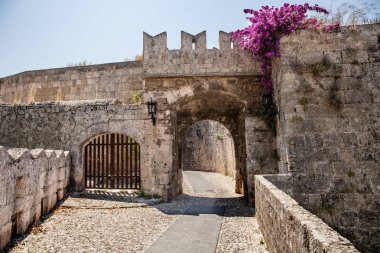 Rodos kale ve surlar kalıntıları. Joannites savunma kalesi. Ege ve Akdeniz kıyısında tarihi kale.