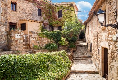 Eski kasaba Tossa de mar. Ortaçağ binaları Kalesi'nin yanında. Şehir ve eski sur. Dar sokaklar ve Costa Brava güzel Katalan şehir anıtlar.