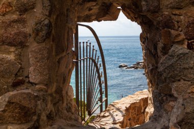 Sahile sözde şeytan deliği duvarlarla çıkın. Çıkmak için sahilde içi boş bir duvar kasaba Tossa de mar, İspanya.
