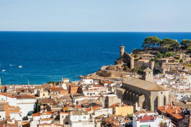 Üstten Görünüm şehir ve castlein Tossa de mar şehir Costa Brava üzerinde. Binaları ve oteller plajda. Girona, deniz ve Katalonya demirli tekneler şaşırtıcı şehirde. Şehir ve görmek.