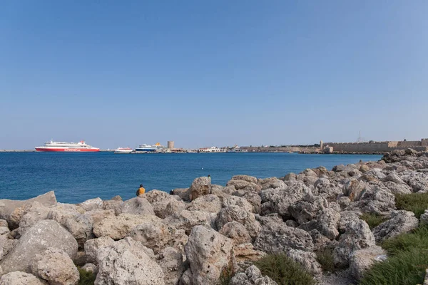 Porto e monumenti a Rodi. Vecchi cavalletti e mulini a vento. Porti di pontile, barche e velieri. Porto storico, molo e spiaggia . — Foto Stock