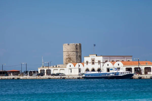 Liman ve Rodos anıtlar. Eski savunma standları ve yel değirmenleri. Wharf limanları, tekneler ve gemiler yelken. Tarihi liman, iskele ve Plajı. — Stok fotoğraf