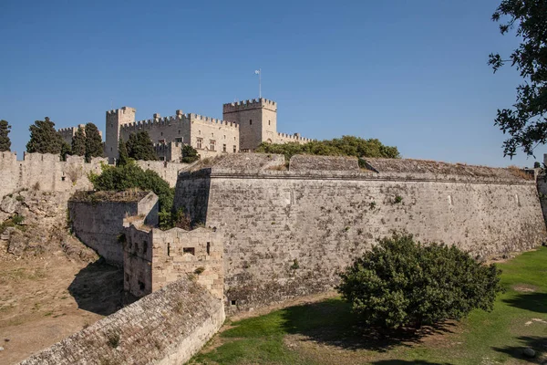로즈의 성 및 도시 벽의 유적. Joannites의 요새를 방어입니다. 에 게 해와 지중해의 해 안에 역사적인 성. — 스톡 사진