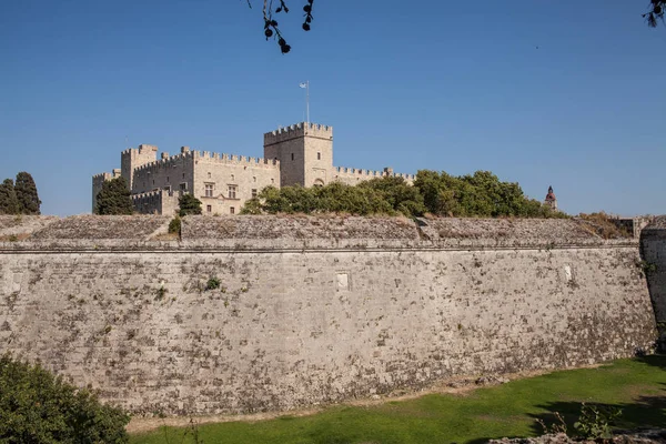 Ruïnes van de muren van het kasteel en de stad van Rhodos. Defensieve Fort van de Joannites. Historische kasteel aan de oevers van de Egeïsche en mediterrane. — Stockfoto