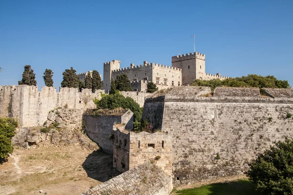 Ερείπια του τοίχους Κάστρο και την πόλη της Ρόδου. Αμυντικό φρούριο των το Joannites. Το ιστορικό κάστρο στις ακτές του Αιγαίου και της Μεσογείου. — Φωτογραφία Αρχείου