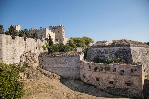 Ruins of the castle and city walls of Rhodes. Defensive Fortress of the Joannites. Historic castle on the shores of the Aegean and Mediterranean. — Stock Photo, Image