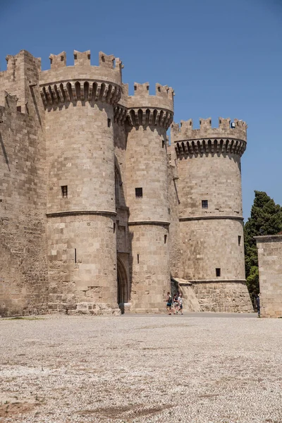 Binnenplaats van het kasteel en drie torens. Ruïnes van de muren van het kasteel en de stad van Rhodos. Defensieve Fort van de Joannites. Historische kasteel aan de oevers van de Egeïsche en mediterrane. — Stockfoto