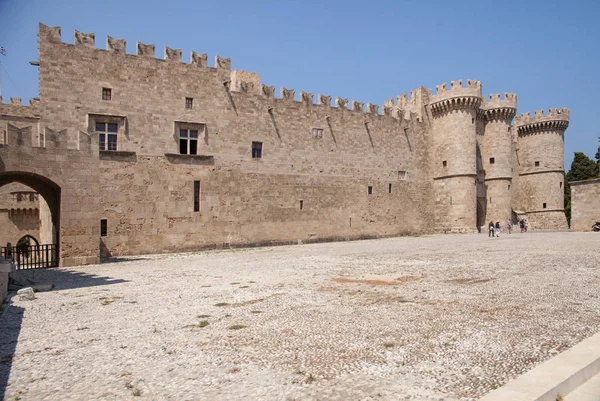 De binnenplaats van het kasteel voor de hoofdingang. Ruïnes van de muren van het kasteel en de stad van Rhodos. Defensieve Fort van de Joannites. Historische kasteel aan de oevers van de Egeïsche en mediterrane. — Stockfoto