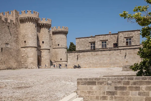 Внутрішній дворик замку і три вежі. Руїни замку і міської стіни Родос. Оборонні фортеці в Joannites. Історичний замок на березі Егейського і Середземного. — стокове фото