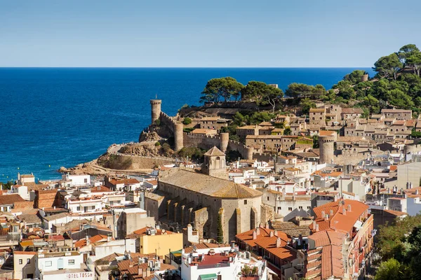 Üstten Görünüm şehir ve kale Tossa de mar şehir Costa Brava üzerinde. Binaları ve oteller plajda. Girona, deniz ve Katalonya demirli tekneler şaşırtıcı şehirde. Şehir ve görmek.