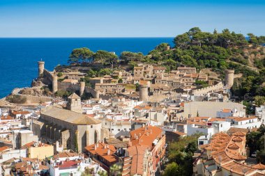 İspanya şehir Tossa de mar, Costa Brava haritasında şehir. Surlar ve Ortaçağ Kalesi tepede. Muhteşem şehirde Girona, Mimarlık ve anıtları Catalonia, İspanya.